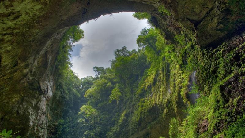 Imagini care îţi taie răsuflarea! Cea mai mare peşteră din lume, descoperită întâmplător de un puşti din Vietnam