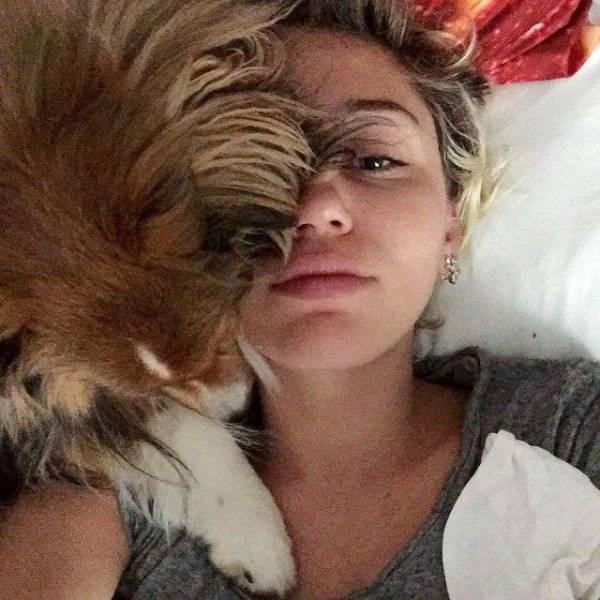 Ce face machiajul din om! Miley Cyrus fără secrete &icirc;n fața camerei foto!