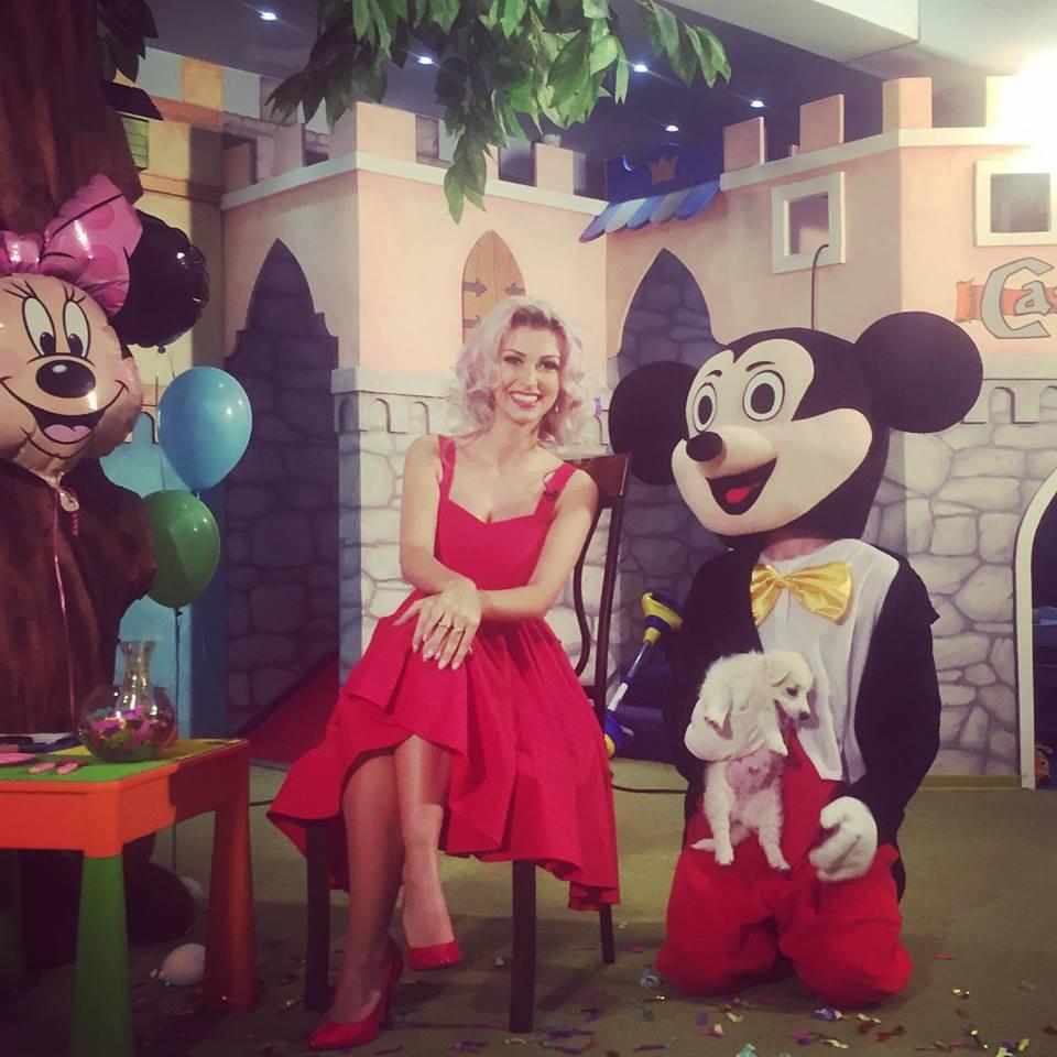 &Icirc;nsărcinată &icirc;n luna a şasea, Andreea Bălan are pofte mari! Caută bunătăţi &icirc;n frigider la miezul nopţii