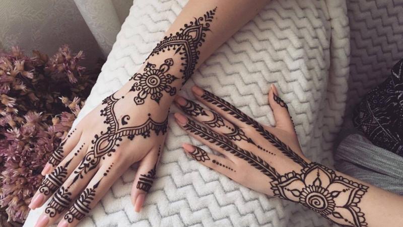 Yssa, adepta tatuajelor henna! Vezi ce model și-a ales artista!