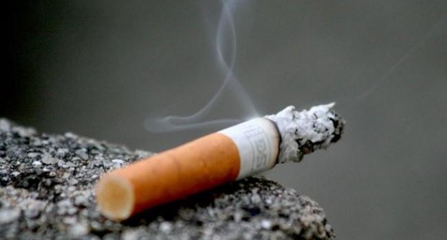 Eşti bun de amendă dacă mai arunci mucurile de ţigară pe jos. S-a dat lege