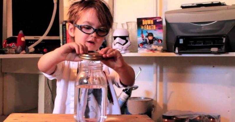 Cum explică un puști de cinci ani tornadele... &icirc;ntr-un borcan. Momentul este adorabil, iar oamenii refuză să creadă