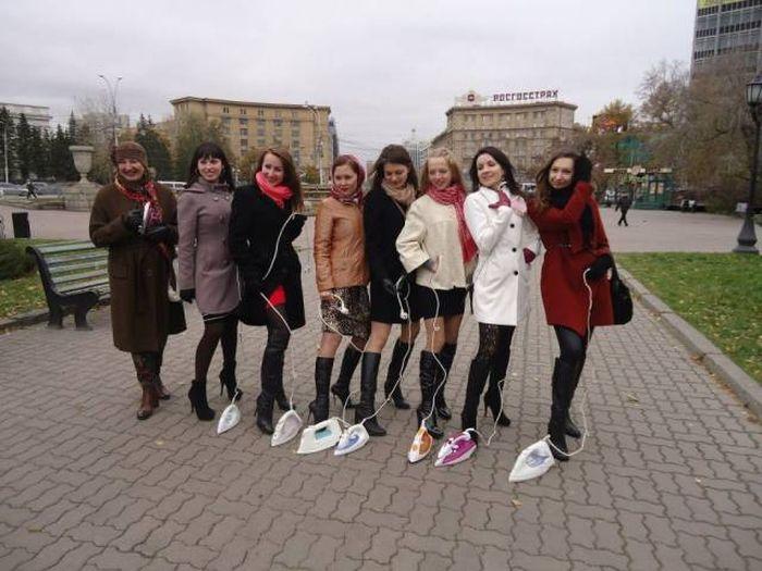 Ca la ruși, la nimeni! C&acirc;teva fete de la Est au ales să-și scoată fiarele de călcat la plimbare!