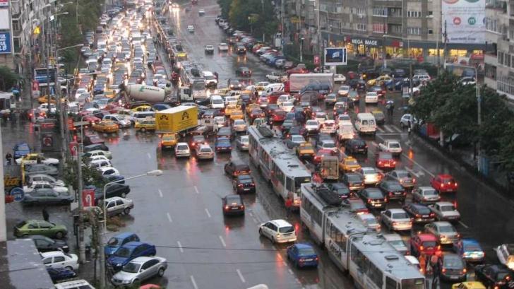 Capitala, plină de capcane! Şoseaua s-a surpat pe Ştefan cel Mare, unul dintre cele mai circulate bulevarde din Bucureşti