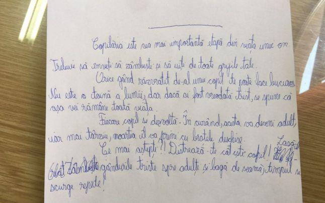 Fără cuvinte! Un profesor a găsit ciorna unui elev, uitată &icirc;n bancă: "Timpul se scurge repede! Trebuie să &icirc;nveți să z&acirc;mbești și să uiți de griji. Ce mai aștepți?"