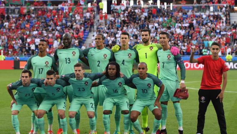 Un fan a intrat pe teren, înaintea meciului Portugalia - Ţara Galilor, şi a stat la poza de grup. Reacția lui Cristiano Ronaldo este de milioane