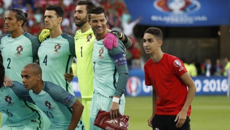 Un fan a intrat pe teren, înaintea meciului Portugalia - Ţara Galilor, şi a stat la poza de grup. Reacția lui Cristiano Ronaldo este de milioane