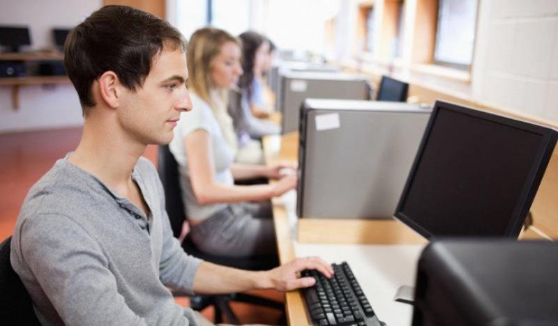 Copiii din familiile sărace vor continua să primească suma de 200 de euro pentru calculatoare