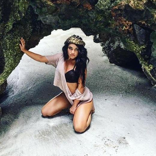 Deea, apariție de senzație &icirc;n bikini! Senzuala ispită a &icirc;ncins plaja și i-a amețit pe toți cu formele sale sexy!