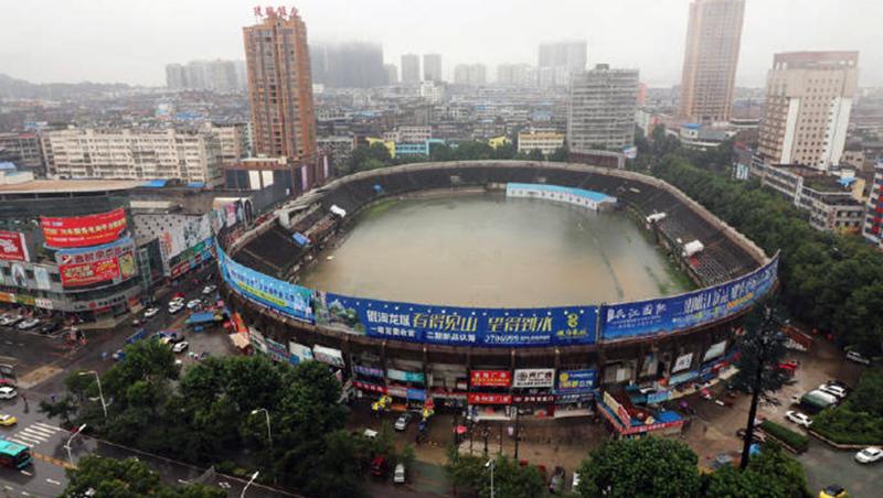 Dezastru în China! Ploile torențiale au transformat un stadion într-o piscină plină cu apă