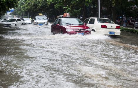 Dezastru în China! Ploile torențiale au transformat un stadion într-o piscină plină cu apă