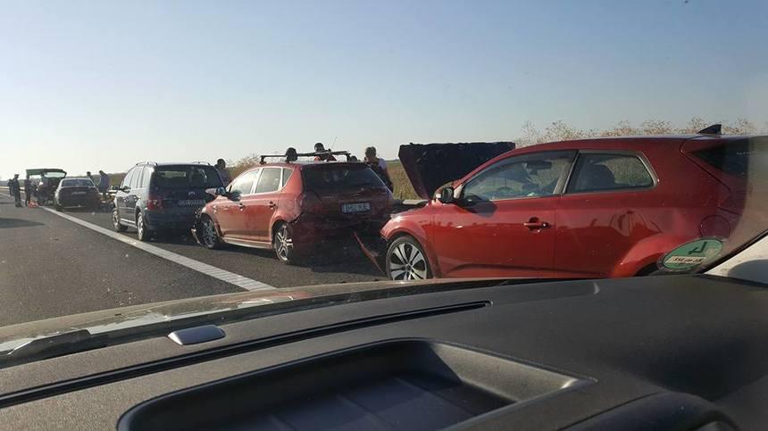Carambol pe drumul spre mare! Trei tamponări, &icirc;n care au fost implicate 21 maşini, s-au produs pe Autostrada Soarelui