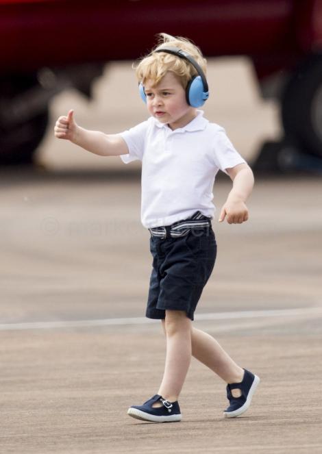 Puștiul adorabil al Angliei! La nici trei ani, prințul George a urcat în cabina de comandă a unui avion de vânătoare (Galerie FOTO)