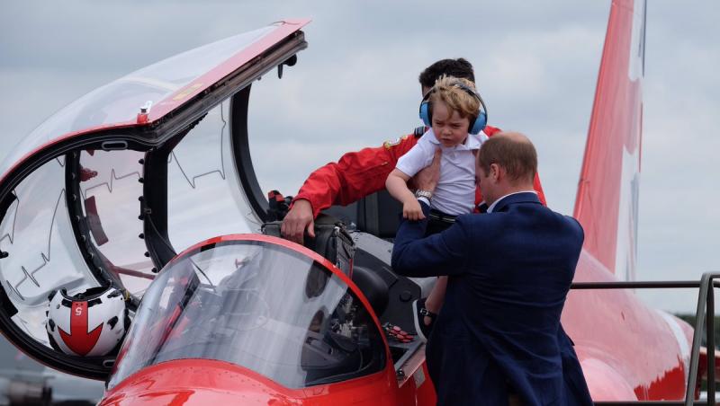 Puștiul adorabil al Angliei! La nici trei ani, prințul George a urcat în cabina de comandă a unui avion de vânătoare (Galerie FOTO)