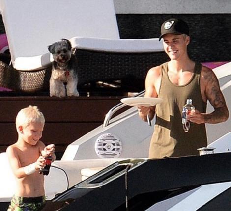 FOTO! Fanii starului au fost cuceriți! Justin Bieber le-a făcut cunoștintă cu fratele lui mai mic. Mezinul familiei e adorabil