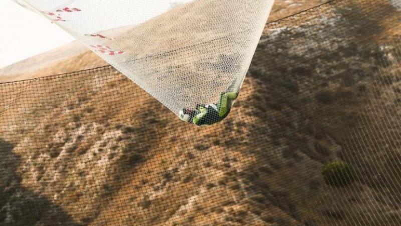 Premieră mondială! Un parașutist american a sărit de la 7.600 de metri fără parașută