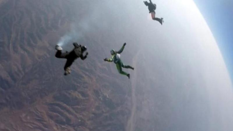 Premieră mondială! Un parașutist american a sărit de la 7.600 de metri fără parașută