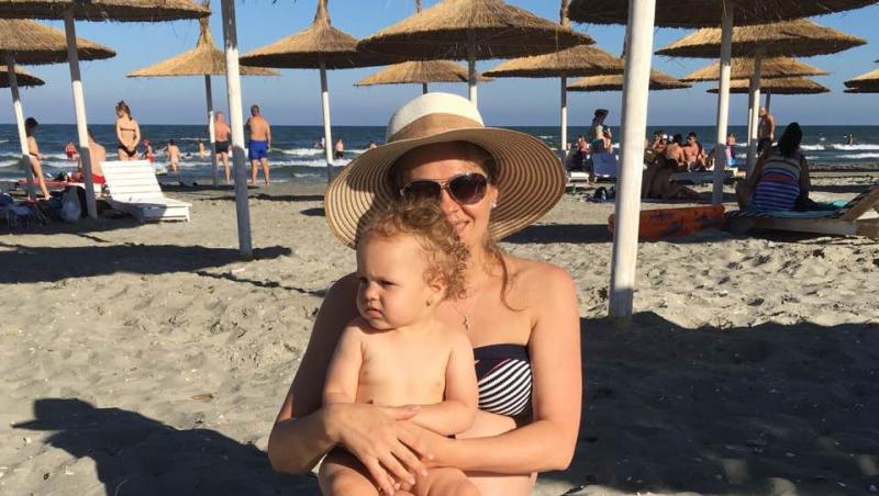 Două minuni! Mirela Boureanu Vaida și-a afișat burtica de gravidă la plajă! Vedeta se află în vacanță, alături de fetița ei, Carla