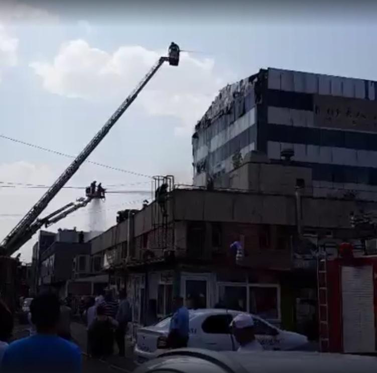 Incendiu la o clădire din Piața Cr&acirc;ngași! Imagini surprinse de un martor