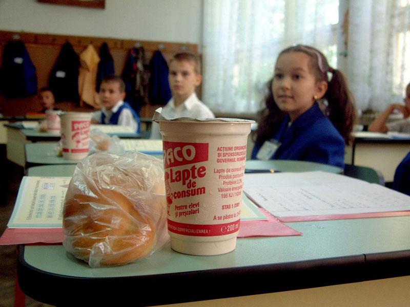 &bdquo;Cornul și laptele&rdquo; e istorie! Elevii s-ar putea bucura de o masă caldă &icirc;ncep&acirc;nd cu anul școlar viitor!
