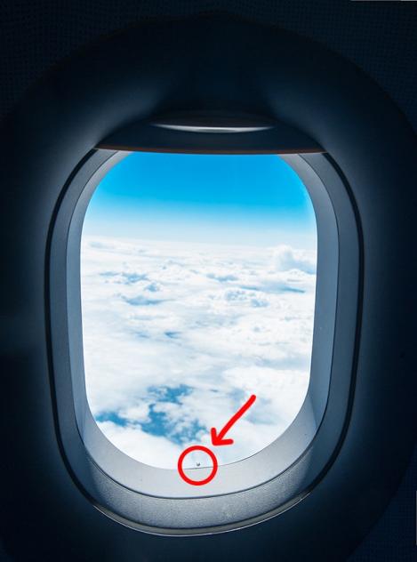 Mulți pasageri habar nu au! Motivul pentru care geamurile avioanelor sunt găurite din fabricaţie