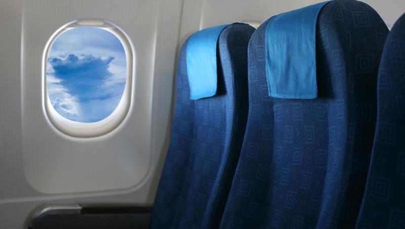 Mulți pasageri habar nu au! Motivul pentru care geamurile avioanelor sunt găurite din fabricaţie