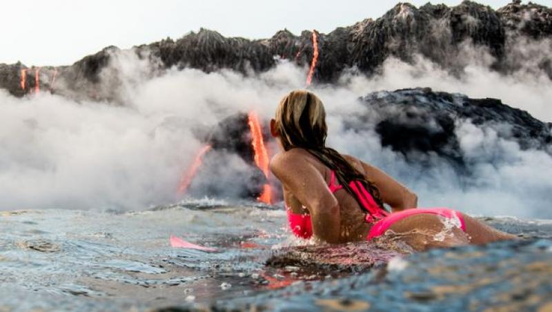 FOTO de infarct! O blondă focoasă a reuşit să surprindă imagini de excepţie cu erupţia vulcanului Kilauea din Hawai