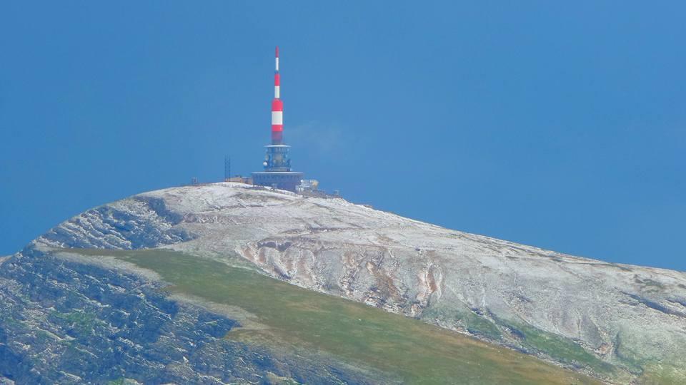 Ninge &icirc;n Rom&acirc;nia &icirc;n plină vară! Oamenii se uită pe geam şi nu le vină să creadă