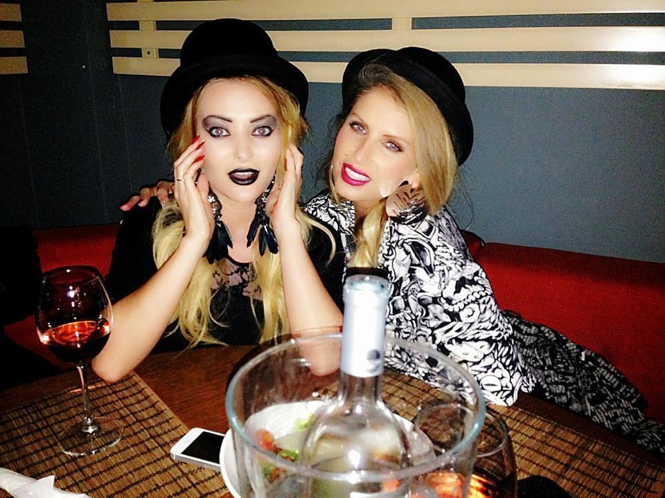 Delia și Andreea Bănică s-au aprins! Vedetele se ceartă cu fanii pe internet: Nu vă ţine nimeni "ostatici"