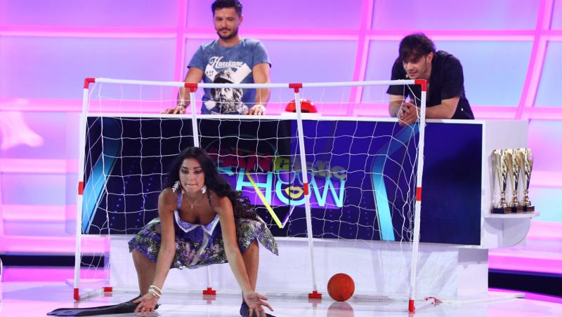 Opaa, fetele se pricep la fotbal! ”Șut și gol” în labe de scafandru, cu Elena Ionescu și Raluka