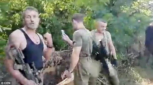 Asta e maximă: VIDEO! Soldaţi ucraineni au fost filmaţi în zona de luptă în timp ce jucau Pokemon Go!