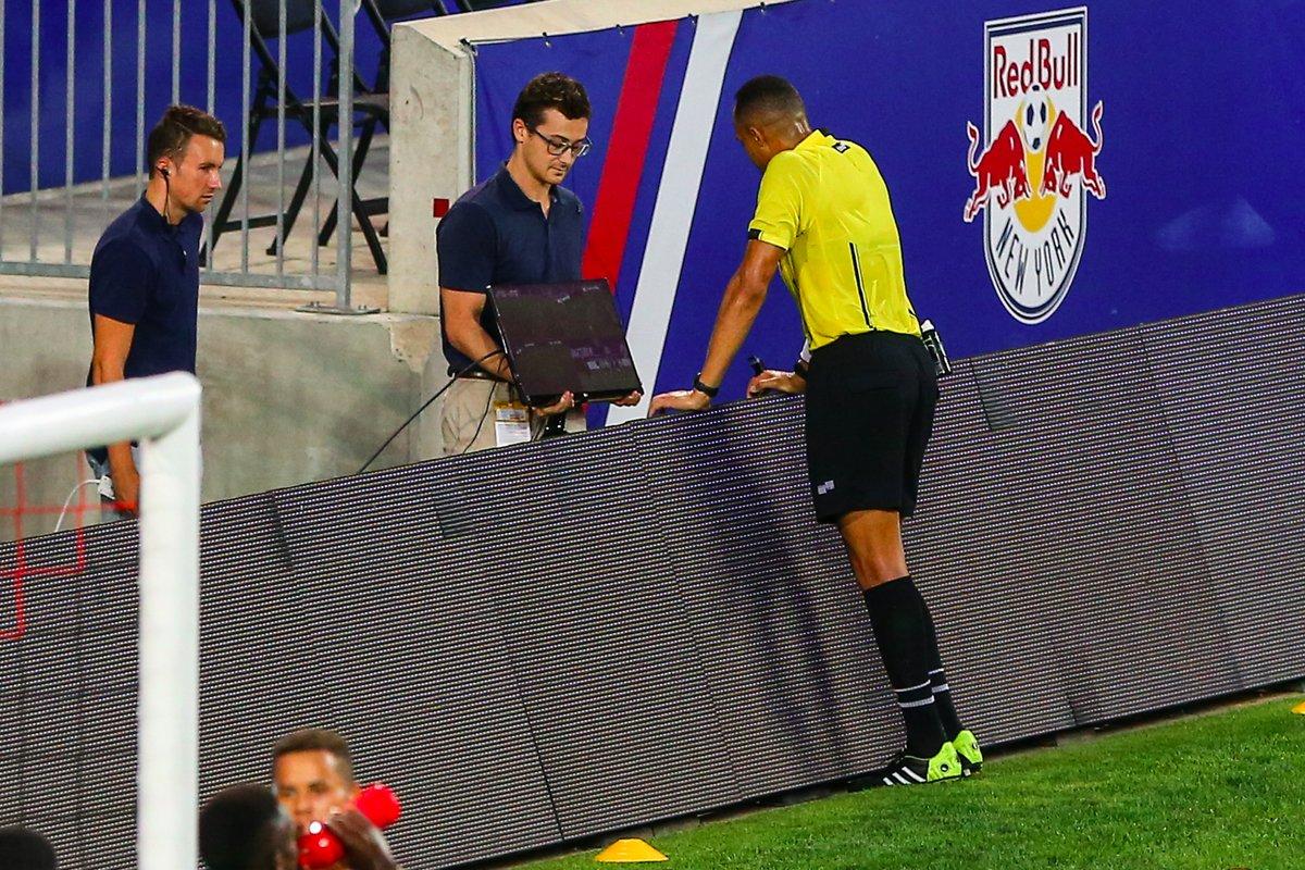 VIDEO: Ce a decis ARBITRUL după ce a văzut RELUĂRILE la TV