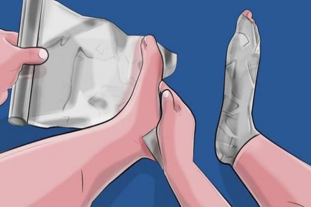 Și-a &icirc;nfășurat picioarele &icirc;n folie de aluminiu și le-a lăsat așa peste noapte! Motivul? Pur și simplu uimitor