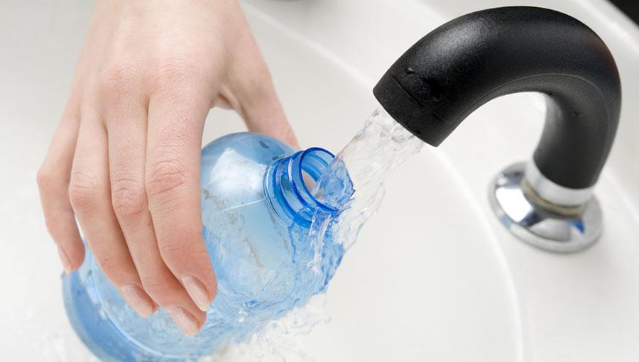 Refolosești sticla de apă? Este mai nesănătos dec&acirc;t dacă ai duce la gură o jucărie roasă de un c&acirc;ine