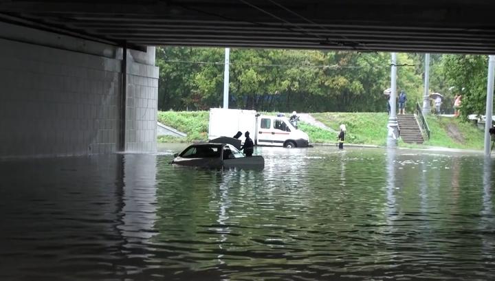 Inundațiile fac prăpăd &icirc;n Moscova! Peste 200 de persoane, evacuate din mașini