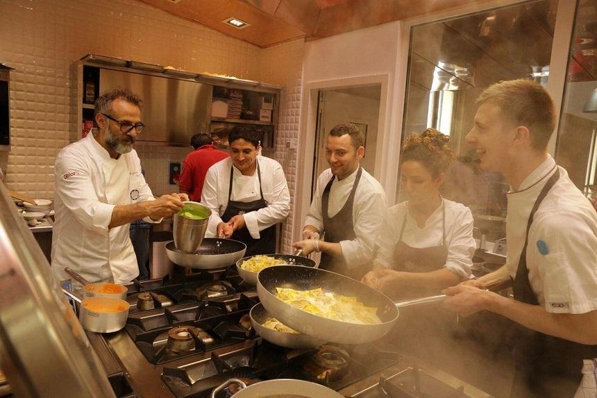 ”Unii mor de foame, de ce am arunca mâncarea?” Un bucătar italian găteşte pentru săraci din hrana rămasă de la sportivii din Satul Olimpic