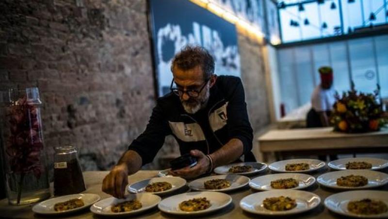 ”Unii mor de foame, de ce am arunca mâncarea?” Un bucătar italian găteşte pentru săraci din hrana rămasă de la sportivii din Satul Olimpic