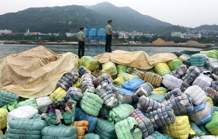 Haine second-hand, cu pete de s&acirc;nge, direct din morgă! Afacerea chinezilor, estimată la un milion și jumătate de dolari. Mai mulți copii ar putea fi infectați cu SIDA sau hepatită