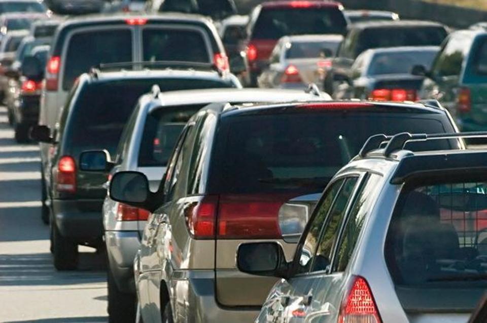 Trafic dificil pe DN 1 &icirc;n staţiunile de pe Valea Prahovei. Coloana de maşini pe sensul de cobor&acirc;re depăşeşte zece kilometri