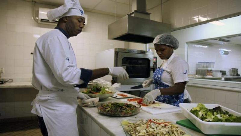 JO 2016: Bucătari-şefi internaţionali au gătit mâncare pentru săracii din țară. 