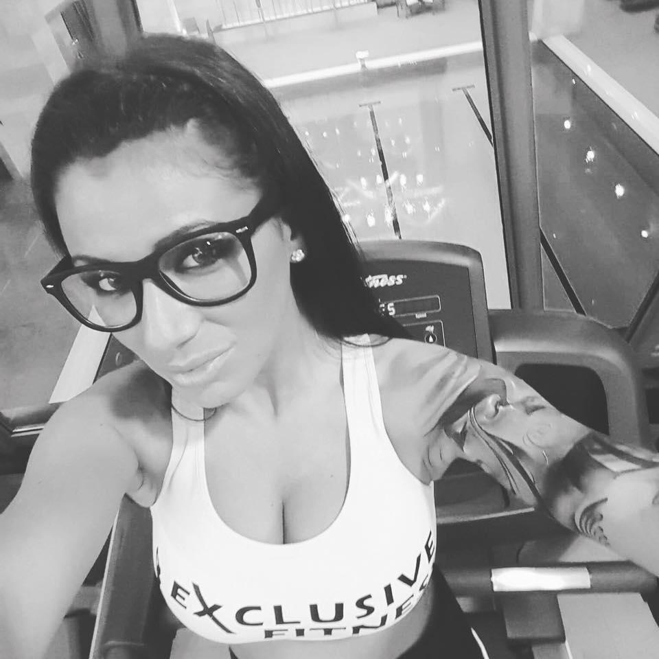 Video! Mergi la mare doar pentru ea!  Roxana Vancea, la proba de tricouri ude! Ceva mai sexy nu aţi mai văzut