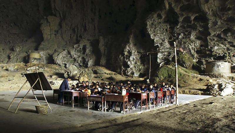 GALERIE FOTO: Un sat întreg locuiește într-o peșteră: copiii merg la școală, cresc vaci și au și un teren de baschet în cavernă!
