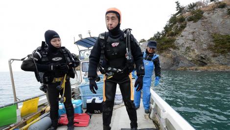 Un japonez a învățat să facă scufundări pentru a-și găsi soția dispărută în tsunamiul din 2011. ”În ocean mă simt mai aproape de ea!”