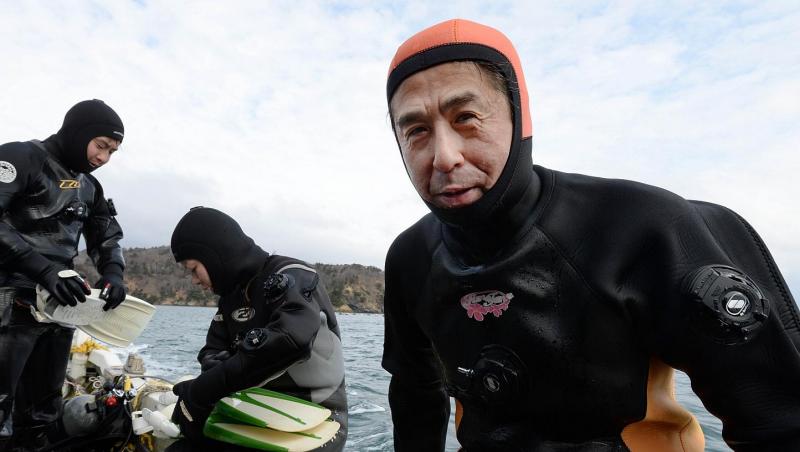 Un japonez a învățat să facă scufundări pentru a-și găsi soția dispărută în tsunamiul din 2011. ”În ocean mă simt mai aproape de ea!”