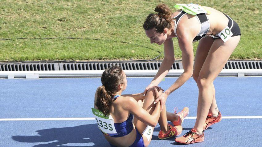 JO 2016. Asta înseamnă spiritul olimpic! Cea mai frumoasă fotografie de la RIO: Două atlete de la Jocurile Olimpice s-au ajutat pentru a termina cursa: "Ridică-te, trebuie să terminăm"