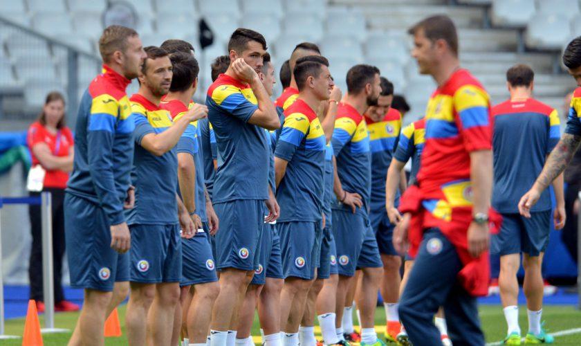 Ești microbist &icirc;nrăit? Primul antrenament al naţionalei Rom&acirc;niei, &icirc;naintea startului preliminariilor CM, deschis publicului