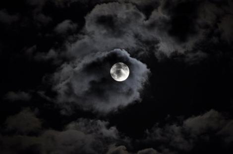 FENOMEN ASTRONOMIC RAR: Cum suntem afectați după luna plină și eclipsă de lună de joi. Voi resimțiți efectele?