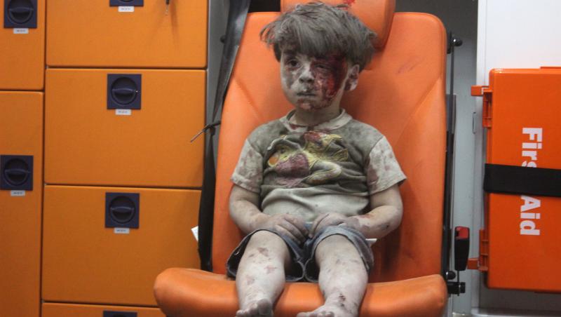 ”Am făcut multe fotografii cu copilași morți sau răniți. Dar liniștea lui Omran m-a impresionat până la lacrimi!”
