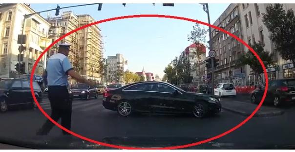 Se &icirc;nt&acirc;mplă &icirc;n Rom&acirc;nia! Ce a făcut şoferul unui bolid pe un bulevard din Bucureşti &icirc;ntrece orice imaginaţie. Reacţia poliţistului din intersecţie, de milioane