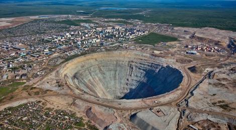 Cea mai valoroasă gaură din lume. 13 miliarde de lire se află în acest crater. Folosindu-se de el, Rusia a devenit o putere globală